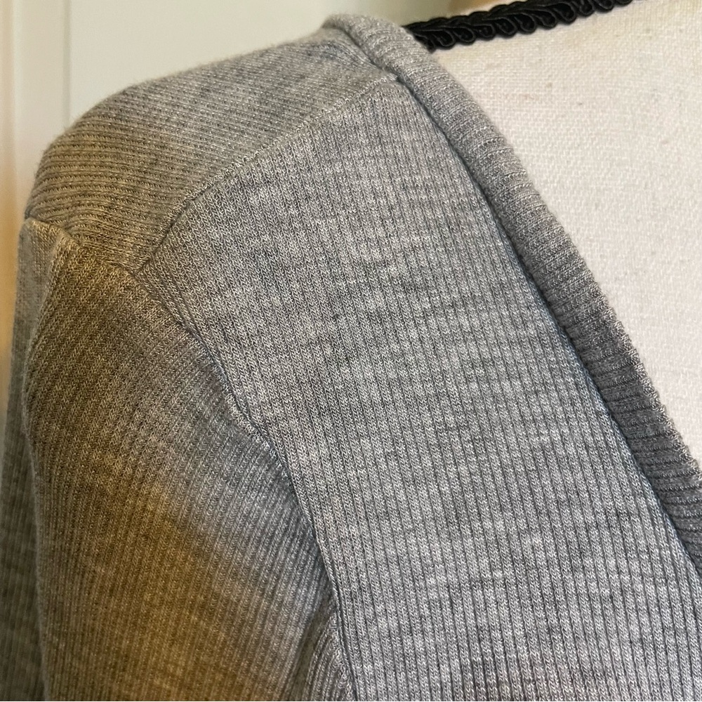Venus Top Women’s Size Small Gray V-Neck Long Sleeve Ribbed EUC - Picture 6 of 9